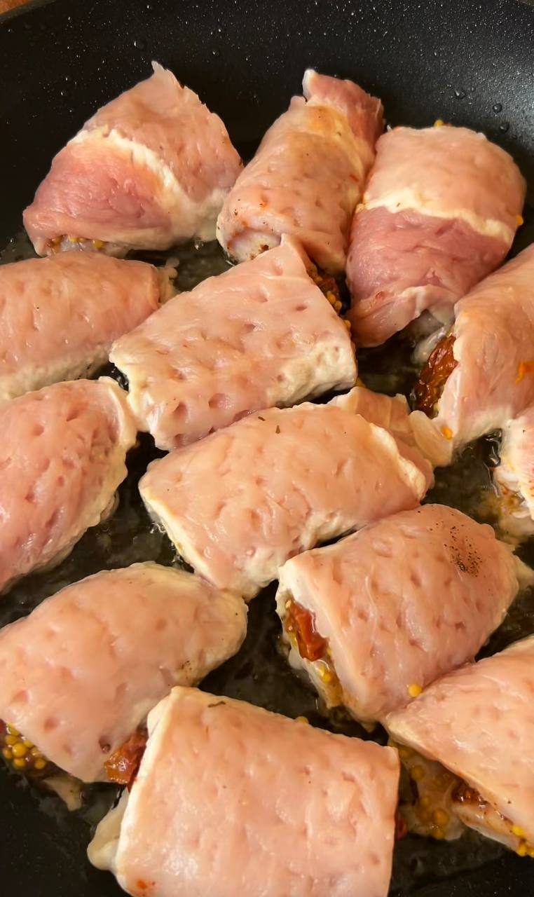 Сочные мясные рулетики в пикантном соусе: добавки будут просить все